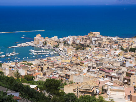 Italien, Sizilien, Stadtbild von Castellammare del Golfo mit Festung und Hafen - AMF002983