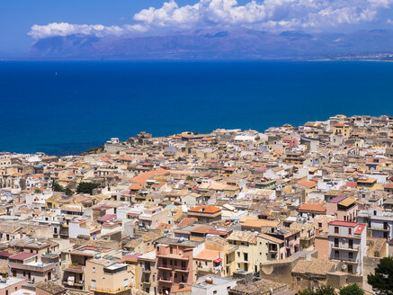 Italien, Sizilien, Stadtbild von Castellammare del Golfo - AMF002981