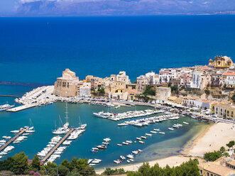 Italien, Sizilien, Stadtbild von Castellammare del Golfo mit Festung und Hafen - AMF002980