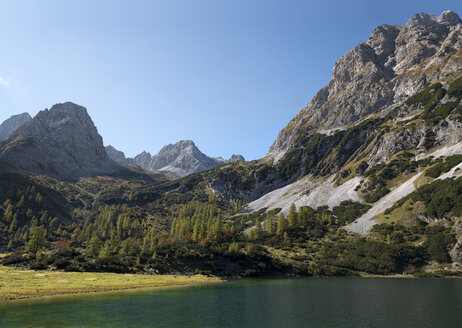 Österreich, Tirol, Ehrwald, Seebensee im Herbst - MKFF000136