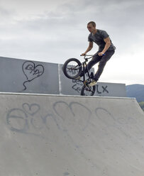 Deutschland, Freiburg, Junger Mann springt mit BMX-Rad - DRF001134