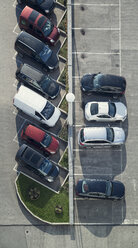 Reihen von parkenden Autos auf einem Parkplatz, Blick von oben - OPF000020