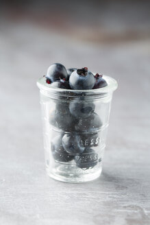 Glasbecher mit Blaubeeren - MYF000578