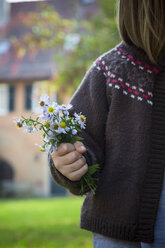 Kleines Mädchen hält einen Strauß wilder Chrysanthemen in der Hand - LVF002060