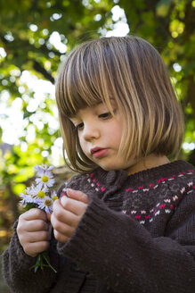 Porträt eines kleinen Mädchens mit einem Strauß wilder Chrysanthemen - LVF002059