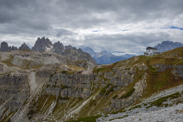 Italien, Venetien, Dolomiten, Gebirgslandschaft im Gebiet der Drei Zinnen von Lavaredo - RJ000320