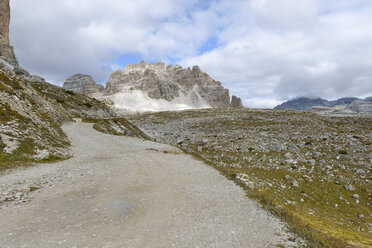 Italien, Venetien, Dolomiten, Berglandschaft im Gebiet der Drei Zinnen, Schotterstraße - RJF000319