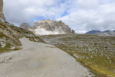 Italy, Veneto, Dolomites, Mountain scenery at the Tre Cime di Lavaredo area, gravel road - RJF000319