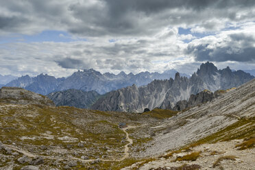 Italien, Venetien, Dolomiten, Gebirgslandschaft im Gebiet der Drei Zinnen von Lavaredo - RJF000317