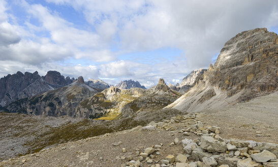 Italien, Venetien, Dolomiten, Gebirgslandschaft im Gebiet der Drei Zinnen von Lavaredo - RJF000316