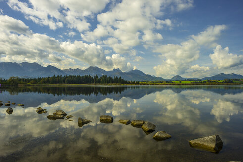 Deutschland, Bayern, Allgäu, Ostallgäu, Hopfen am See bei Füssen, Hopfensee - WGF000498