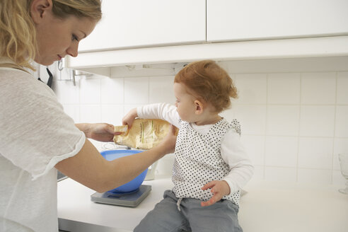 Mutter und kleine Tochter backen gemeinsam Kuchen - FSF000236