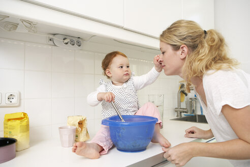 Mutter und kleine Tochter backen gemeinsam Kuchen - FSF000213