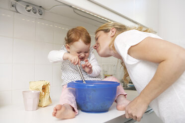 Mutter und kleine Tochter backen gemeinsam Kuchen - FSF000214