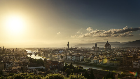 Italien, Toskana, Florenz, Stadtbild im Abendlicht, lizenzfreies Stockfoto