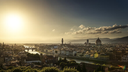 Italien, Toskana, Florenz, Stadtbild im Abendlicht - PUF000111