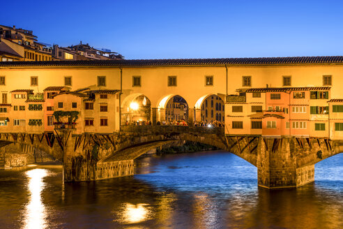 Italien, Toskana, Florenz, Ponte Vecchio, Blaue Stunde - PUF000110