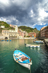 Italien, Ligurien, Cinque Terre, Vernazza, Hafen - PUF000109