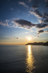 Italy, Liguria, Cinque Terre, Bay of Portofino at sunset - PUF000105