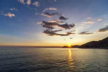 Italien, Ligurien, Cinque Terre, Bucht von Portofino bei Sonnenuntergang - PUF000104