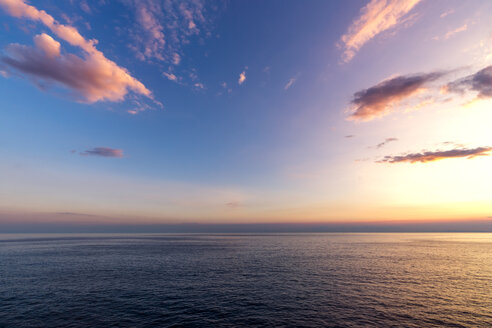 Italien, Ligurien, Cinque Terre, Ligurisches Meer bei Sonnenuntergang - PUF000103