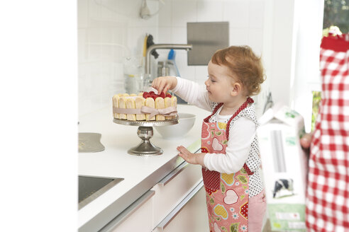 Mutter und kleine Tochter backen gemeinsam Kuchen in ihrer Küche - FSF000224