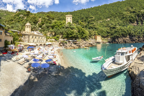 Italien, Ligurien, Riviera di Levante, Camogli, Abtei von San Fruttuoso, Strand und Fähre, lizenzfreies Stockfoto