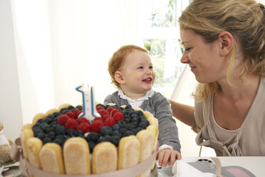 Mutter und Tochter feiern den ersten Geburtstag ihres kleinen Mädchens mit einer selbstgebackenen Torte - FSF000228