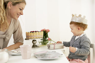 Mutter und Tochter feiern den ersten Geburtstag ihres kleinen Mädchens - FSF000233