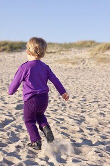 Kleines Mädchen läuft am Sandstrand, Rückenansicht - JFEF000472