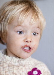 Portrait of astonished little girl - JFEF000477