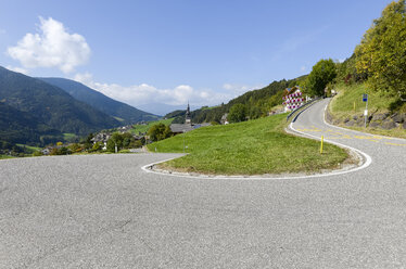 Italien, Südtirol, Dolomiten, kurvenreiche Straße - RJF000329