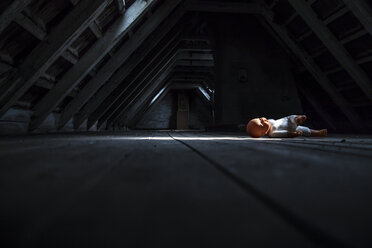 Puppe auf leerem, dunklem Dachboden liegend - JFEF000481