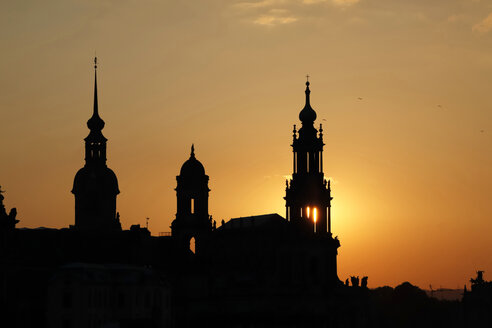 Deutschland, Sachsen, Dresden, Silhouetten von Hofkirche und Schloss bei Sonnenuntergang - JTF000586