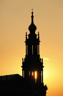 Deutschland, Sachsen, Dresden, Silhouette der Hofkirche bei Sonnenuntergang - JTF000587