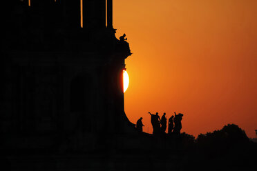 Deutschland, Sachsen, Dresden, Silhouetten von Skulpturen der Hofkirche bei Sonnenuntergang - JTF000585