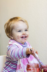 Lächelndes kleines Mädchen, bedeckt mit roter Marmelade - JFEF000506