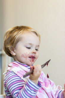 Kleines Mädchen beobachtet tropfende Marmelade - JFEF000507