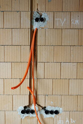 Mauer mit Vorbereitung für Stromleitungen auf der Baustelle eines Wohnhauses - LBF000979