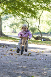 Kleines Mädchen fährt auf einem Balance-Fahrrad - JFEF000511