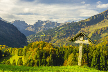 Germany, Bavaria, Allgaeu, Allgaeu Alps, Oberstdorf, Cross in the Oy Valley, Stillach Valley in the background - WGF000501