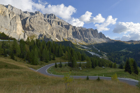 Italien, Südtirol, Dolomiten, Grödnerjoch mit Langkofel am Vormittag - RJF000336