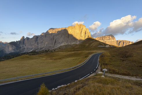 Italien, Südtirol, Dolomiten, Sellajoch im Abendlicht - RJF000333