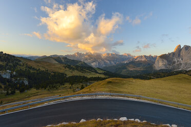 Italien, Südtirol, Dolomiten, Blick von der Sellastraße bei Sonnenuntergang - RJF000332