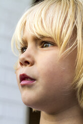 Porträt eines kleinen Mädchens, das etwas beobachtet - JFEF000491