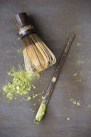 Matcha-Tee, Matcha-Besen und Spachtel, lizenzfreies Stockfoto