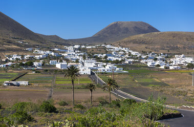 Spanien, Kanarische Inseln, Lanzarote, Dorf Maguez und Vulkan Monte Corona - AMF002997