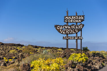 Spanien, Kanarische Inseln, Lanzarote, Wegweiser Malpais de la Corona, Cueva de Los Verdes und Jameos del Agua - AMF002998