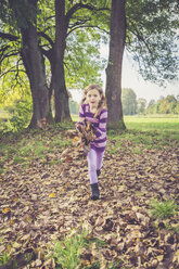 Kleines Mädchen spielt mit Herbstblättern - SARF000934