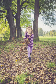 Little girl playing with autumn leaves - SARF000934